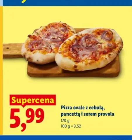 Pizza ovale z cebulą, pancettą i serem provola